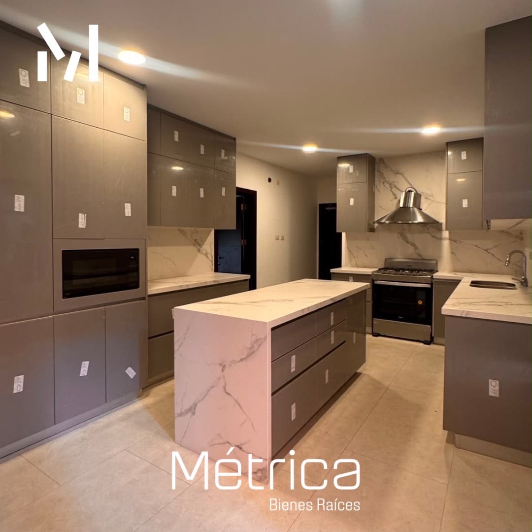 Casa en renta con remodelación Condominio La Joya zona 10 — foto 1 de 10